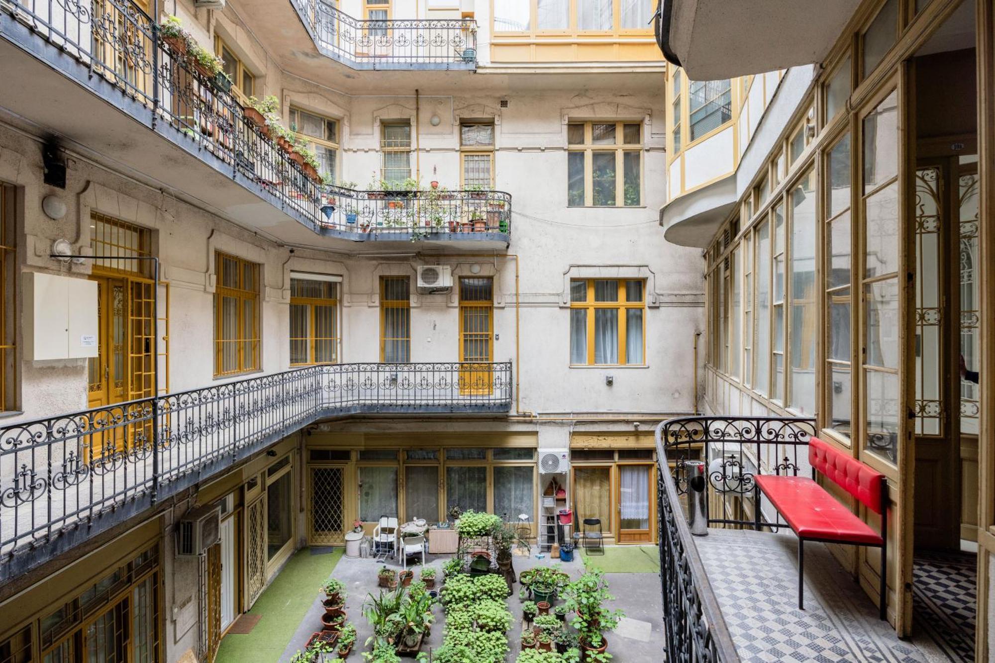 Urban Tranquillity By The Main Shopping Street Lägenhet Budapest Exteriör bild